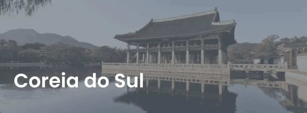 Imagem do templo Gyeongbokgung de fundo com uma escrita do nome Coreia do Sul na cor branca