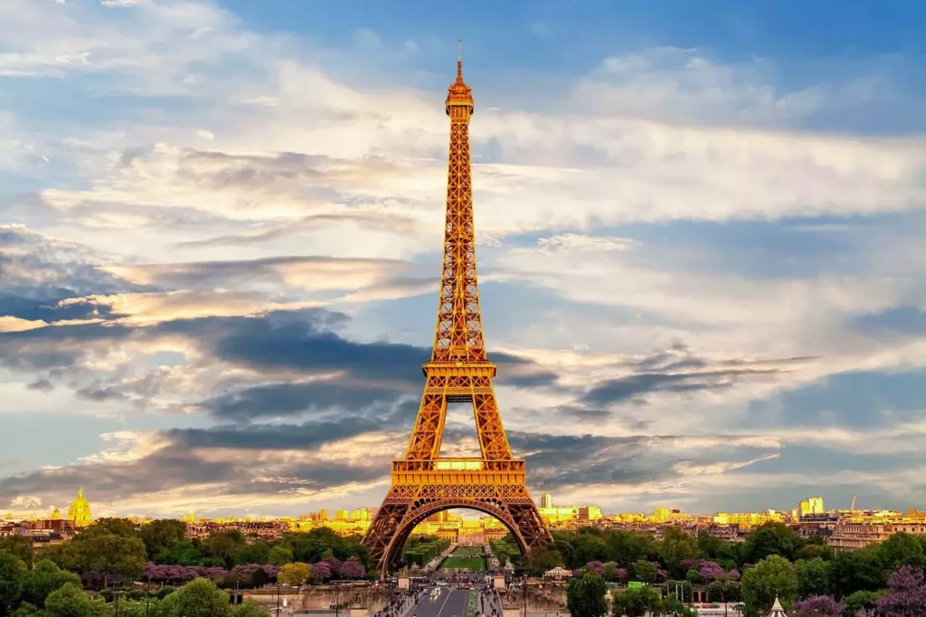Torre Eiffel, um dos principais pontos turísticos de Paris